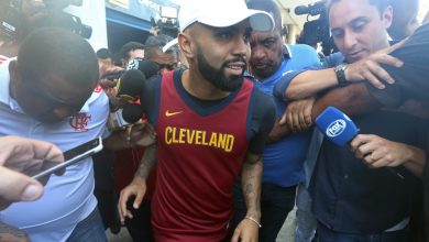 Gabigol foi recebido por cerca de 20 torcedores, aos gritos de "ão, ão, ão, Gabigol é do Mengão"