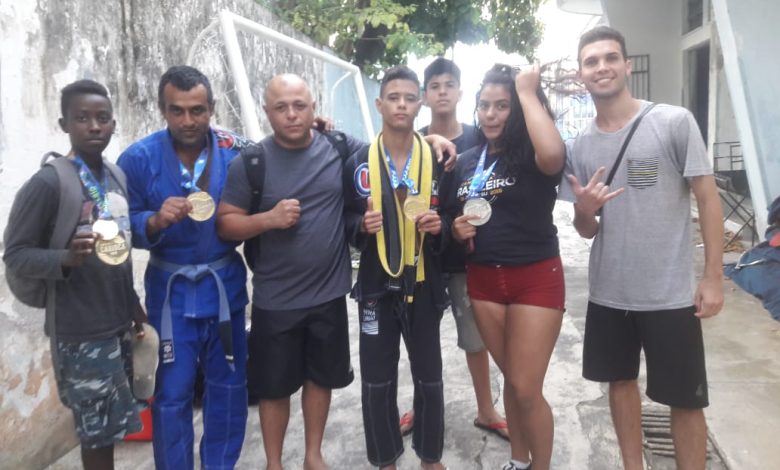 Equipe de Mangaratiba do Projeto Social de Apoio ao Jovem de medalhista no Carioca de Jiu-Jitsu