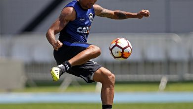 atacante do botafogo chutando a bola de futebol