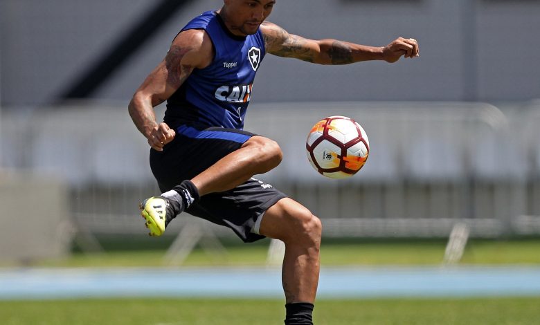 atacante do botafogo chutando a bola de futebol