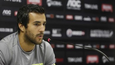 O lateral-direito Raúl Cáceres durante a entrevista coletiva antes do início das atividades