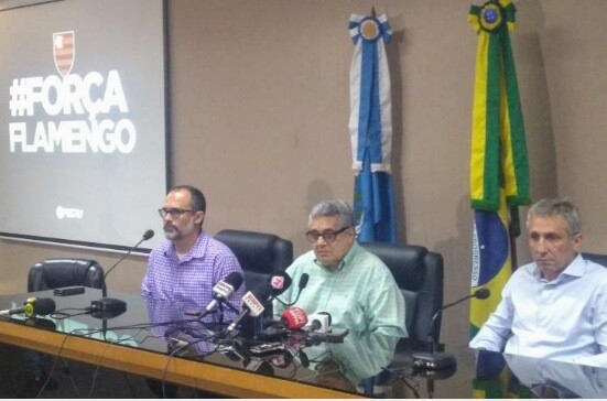 Presidente da Ferj, Rubens Lopes (C) e os presidentes do Fluminense, Pedro Abad (E), e do Vasco, Alexandre Campello (D)