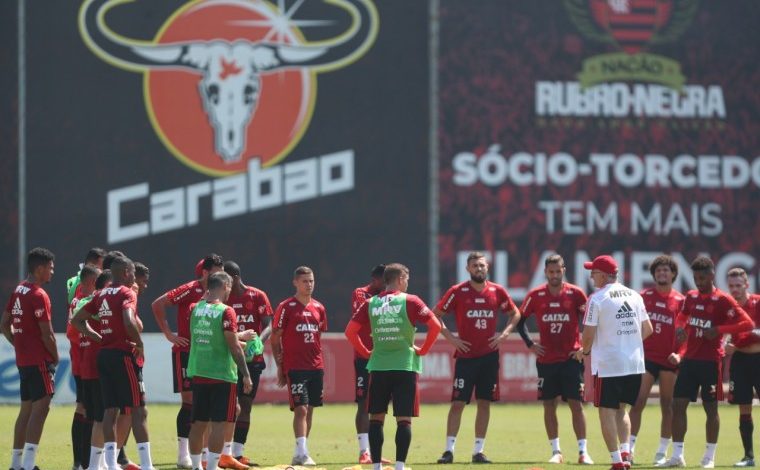 O técnico Dorival Júnior comandou as atividades de quarta-feira para jogo desta sexta-feira