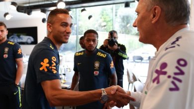 Os brasileiros começaram a se apresentar no CT do Tottenham, onde Tite inicia a preparação