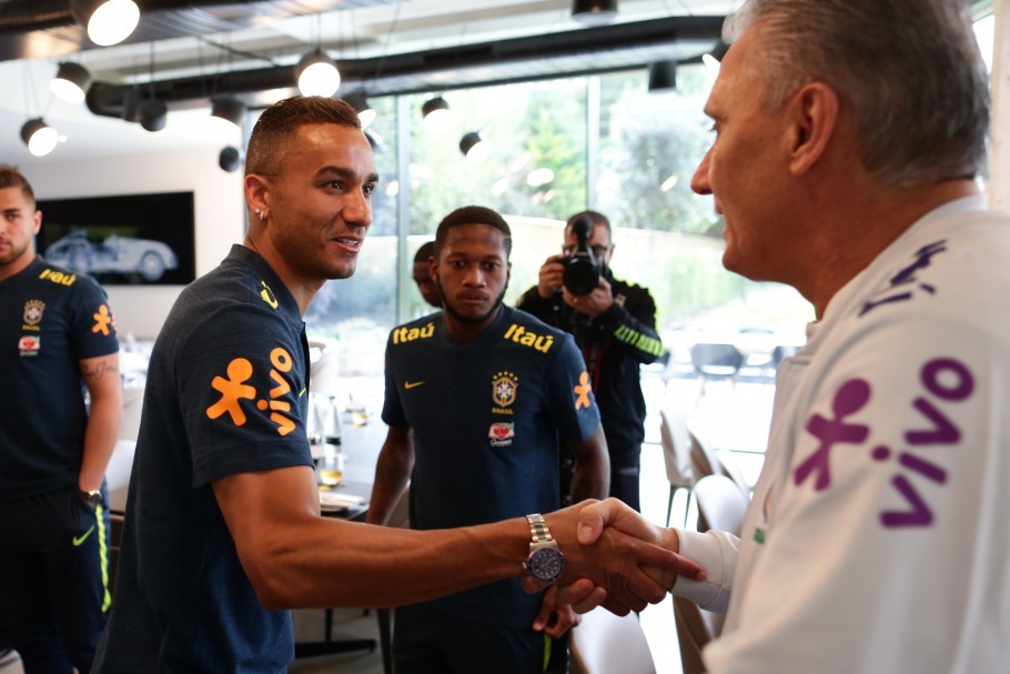 Os brasileiros começaram a se apresentar no CT do Tottenham, onde Tite inicia a preparação