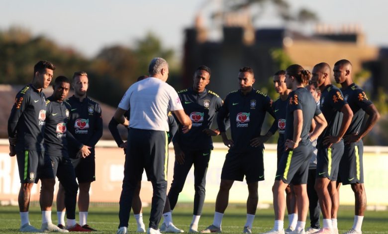 Tite durante o treino tático da seleção no Centro de Treinamento do Tottenham, em Londres