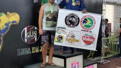 Álvaro Rocha e Pedro Henrique exibem no pódio as medalhas conquistada no campeonato