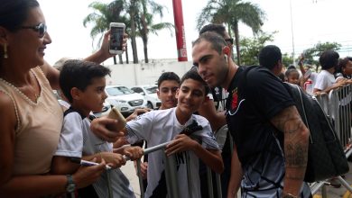 Bruno César recebe o carinho da torcida durante a chega da delegação vascaína em Vitória