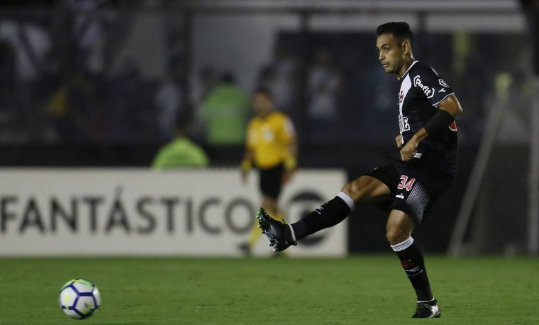 O zagueiro Werley em ação com a camisa vascaína em São Januário, no último domingo