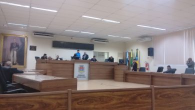 Já com a nova formação da mesa diretora, os vereadores derrubaram o veto do prefeito Charlinho