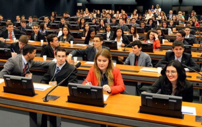 Parlamento Jovem envolve estudantes na Camara, para viver um dia como os deputados