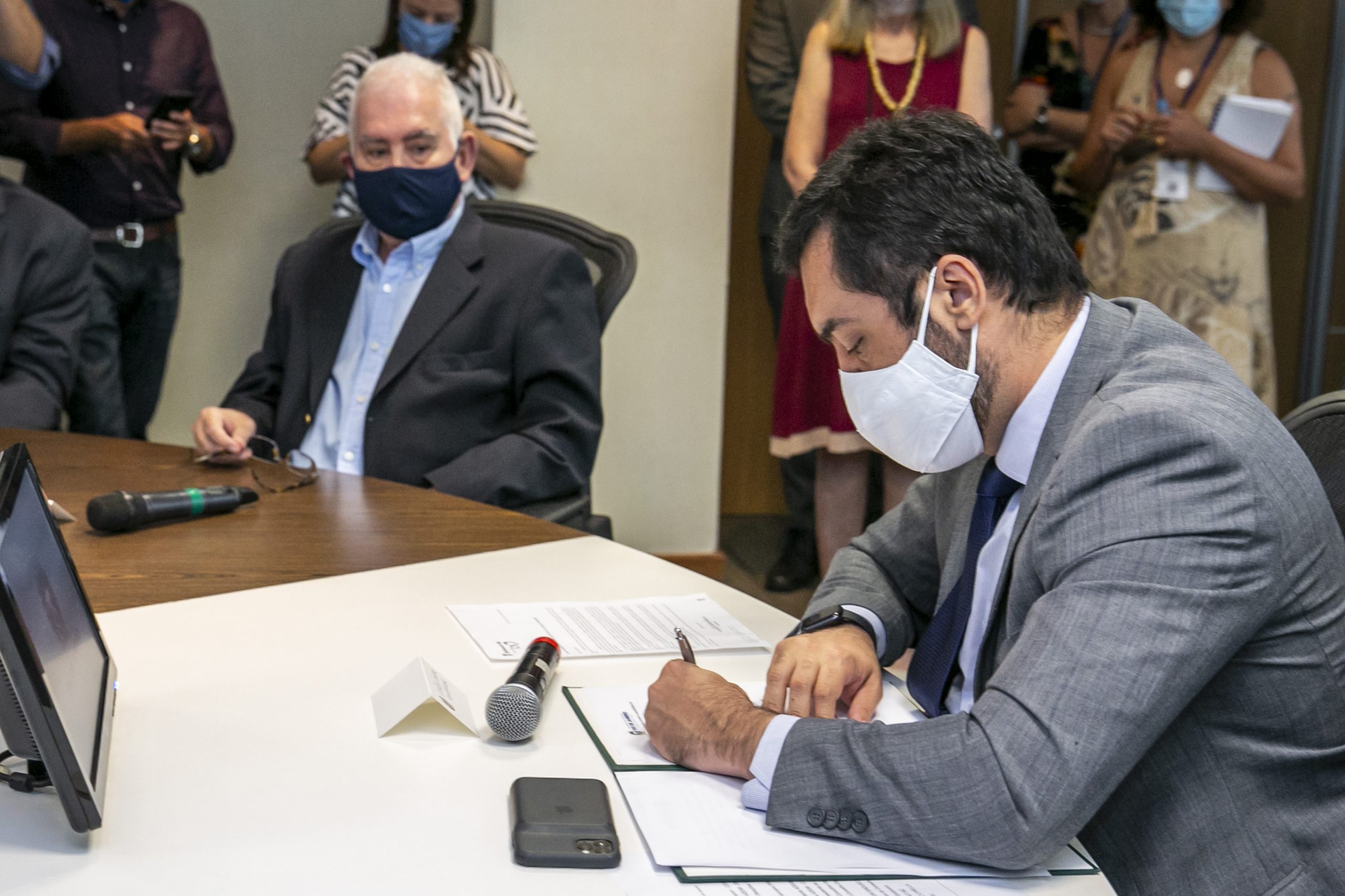 Governador em exercício assina carta de compromisso pela retomada da construção civil