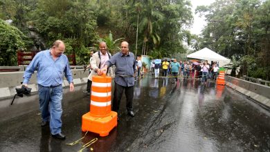 Inauguração de ponte da estrada da Serra da Beleza, entre Mangaratiba e Rio Claro. Governador abrindo a ponte