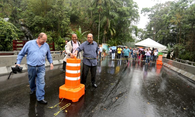 Inauguração de ponte da estrada da Serra da Beleza, entre Mangaratiba e Rio Claro. Governador abrindo a ponte