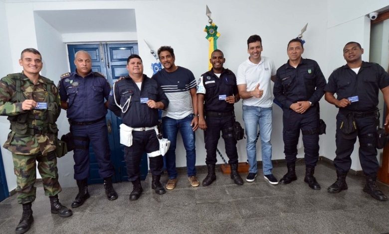 O prefeito Alan Bombeiro e o vice-prefeito Chicão da Ilha entregaram as carteiras aos agentes