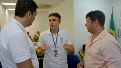 Prefeito Alan Costa, o secretário estadual Pedro Fernandes e o vereador Helder Rangel durante a reunião