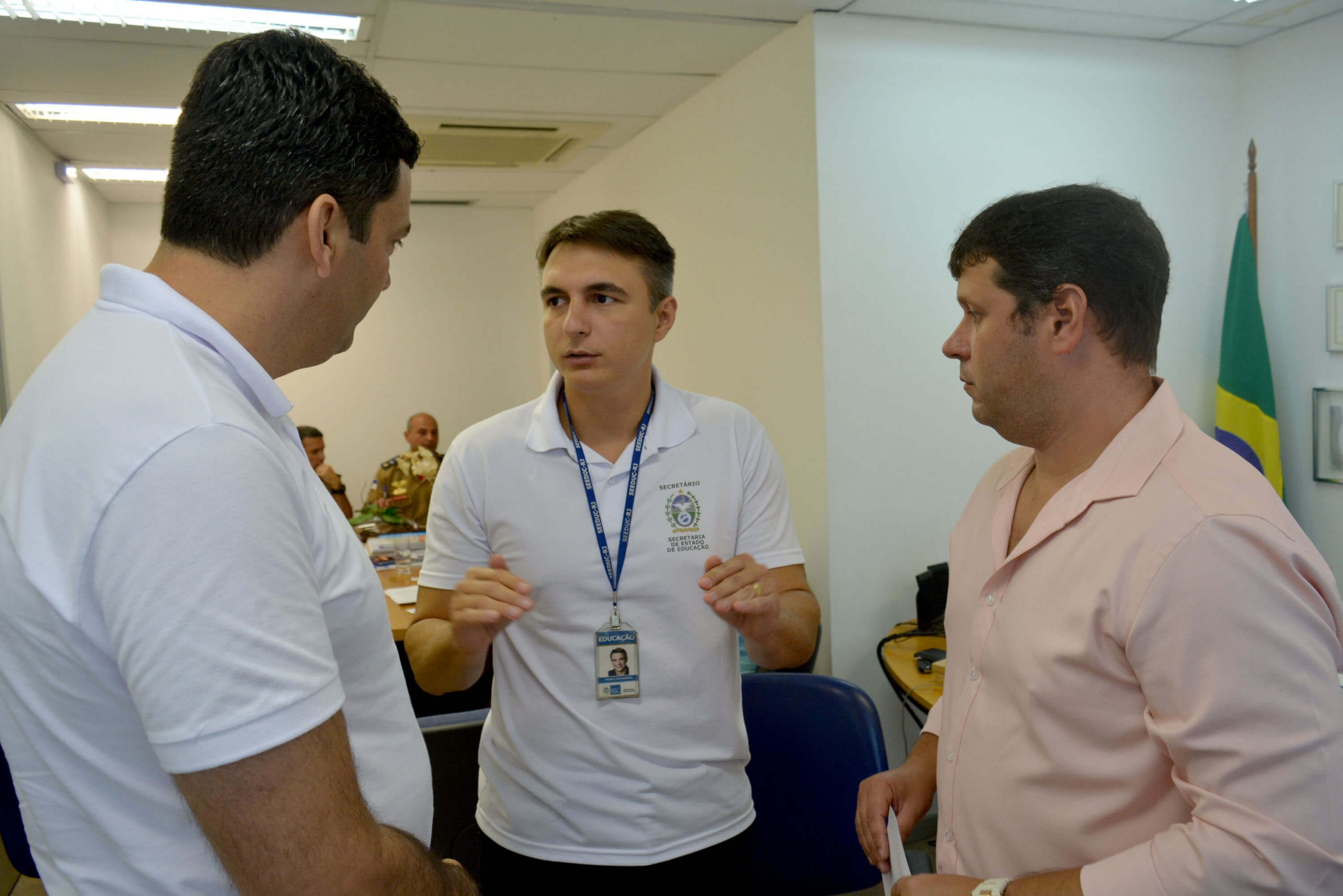 Prefeito Alan Costa, o secretário estadual Pedro Fernandes e o vereador Helder Rangel durante a reunião