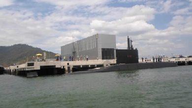 Submarino Timbira atracando pela primeira vez no Complexo Naval de Itaguaí, em dezembro de 2014