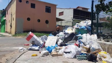 MONTANHA DE lixo que se vê pelos bairros da cidade diante do impasse entre contratante e contratada