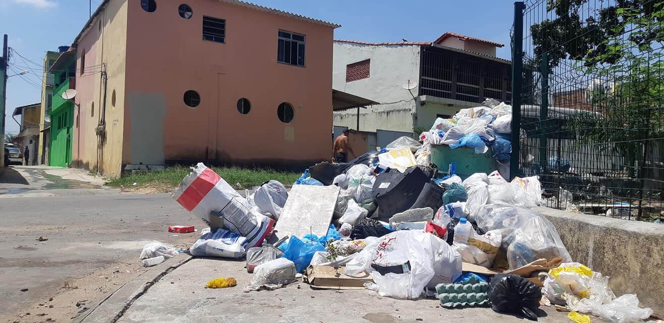 MONTANHA DE lixo que se vê pelos bairros da cidade diante do impasse entre contratante e contratada