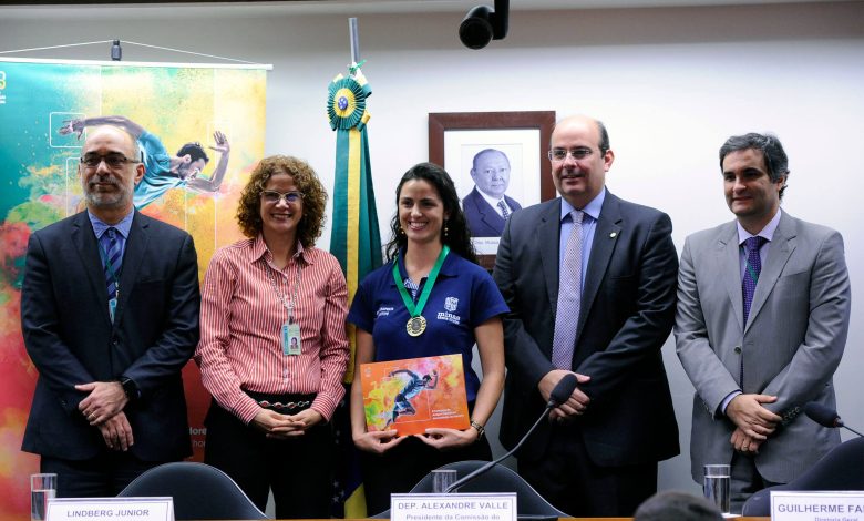 O DEPUTADO Alexandre Valle durante a entrega das premiações em Brasília