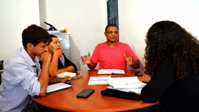 O Secretário Roberto Cesar de Oliveira durante reunião com a coordenador do Sebrae, Tuane Silva