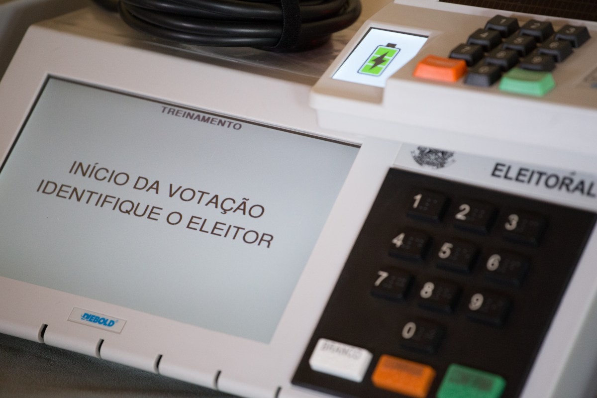 O eleitor pode votar em um candidato, em branco ou nulo para o cargo que quiser