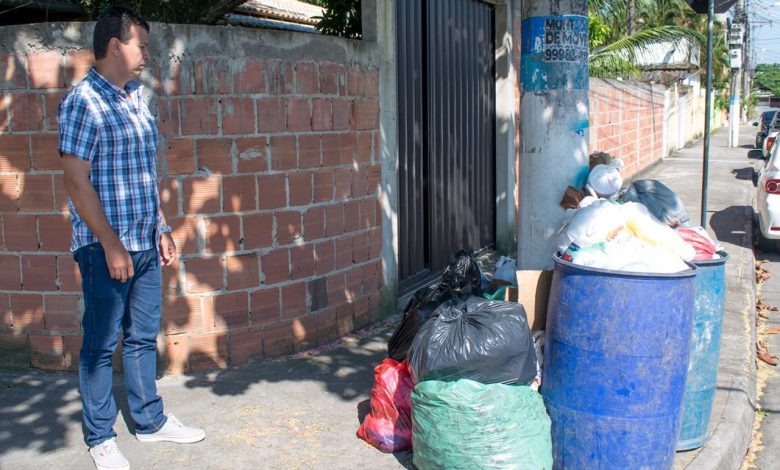 Vereador Willian Cezar mostra o acúmulo de lixo na Rua Maria Cândida no bairro Monte Serrat