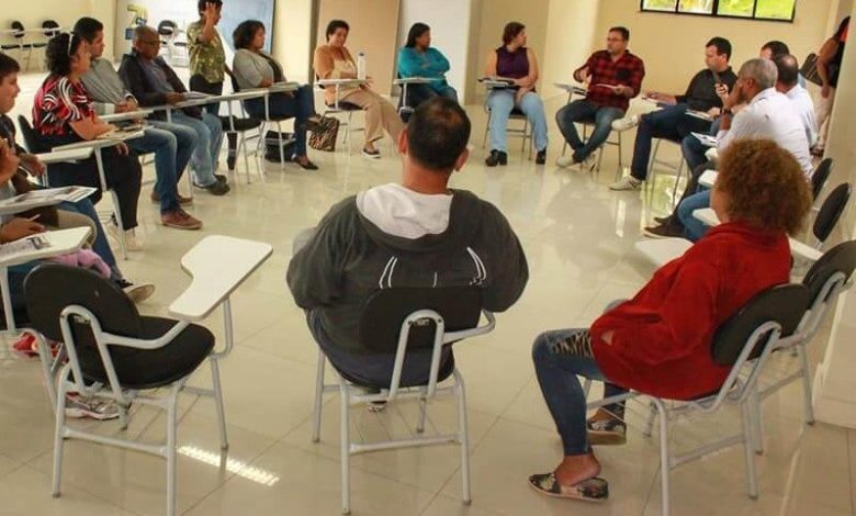 Pais de usuários do Capsi durante reunião com vereadores para discutir direitos da pessoa com deficiência