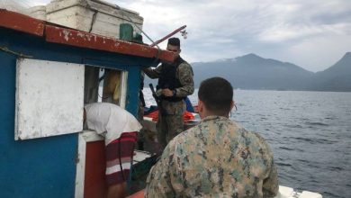 Agentes do Comando de Policiamento Ambiental durante blitz na Baía de Ilha Grande