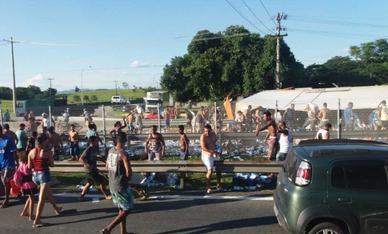 Pedestres saquearam carga de leite após acidente com caminhão, em Seropédica