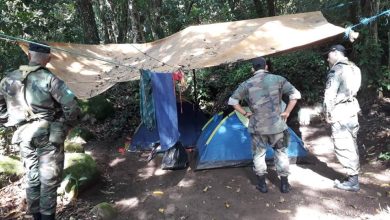 AGENTES DA Guarda Municipal de Mangaratiba removeram barracas na praia de Itacurubutiba