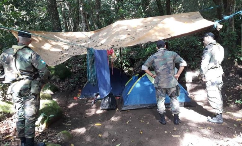 AGENTES DA Guarda Municipal de Mangaratiba removeram barracas na praia de Itacurubutiba