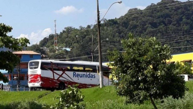 Em protesto pela morte dos comparsas, criminosos usaram ônibus para fechar a Rio-Santos