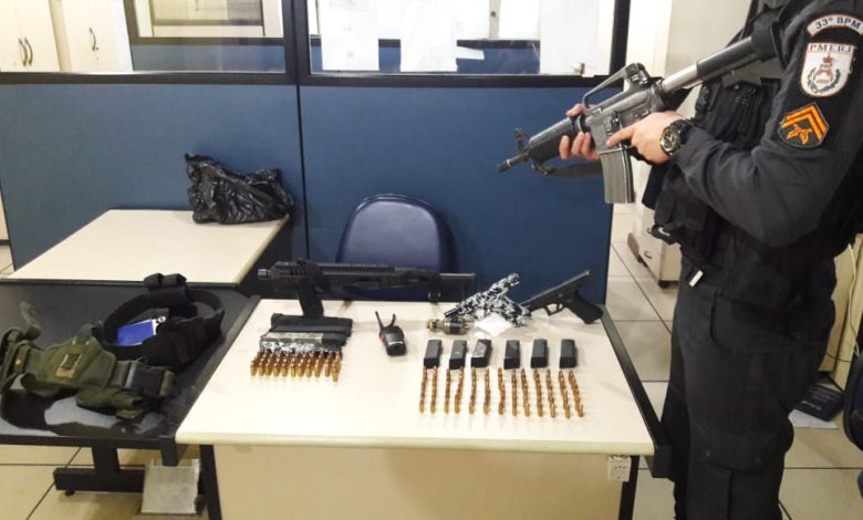 COM OS criminosos os policiais apreenderam armas, granada e munições, em Angra dos Reis