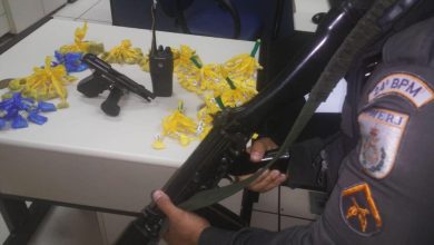 A PM apreendeu a arma e o material entorpecente durante ação no Carvão, no domingo