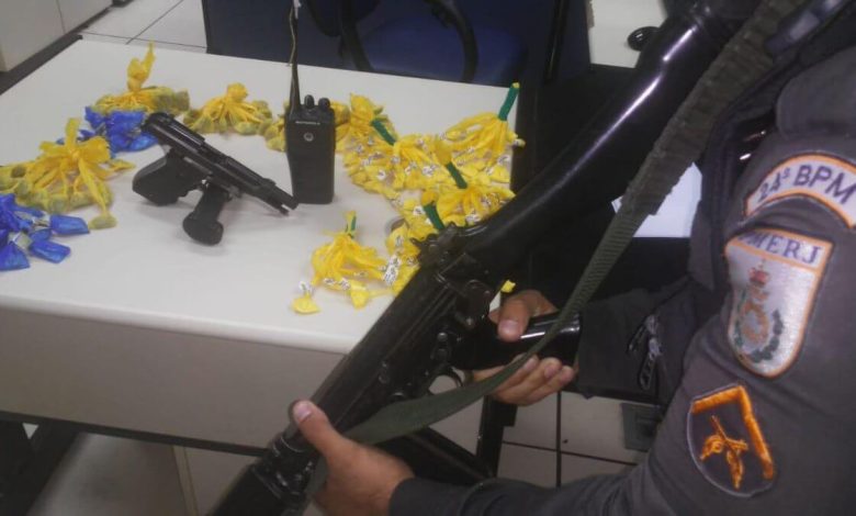 A PM apreendeu a arma e o material entorpecente durante ação no Carvão, no domingo