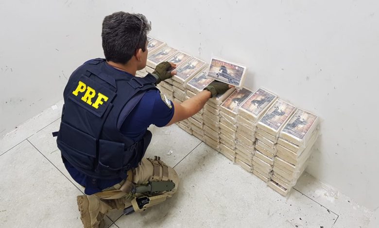 Agentes da PRF encontram 110 quilos de cocaína durante blitz em na rodovia BR-116