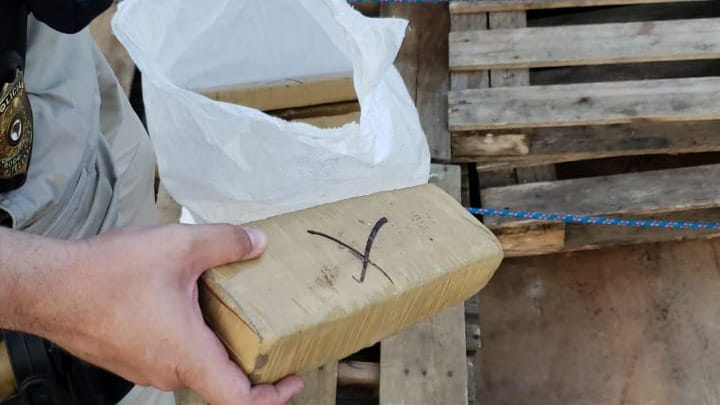 OS AGENTES da Polícia Rodoviária Federal encontram a droga escondida debaixo dos pallets