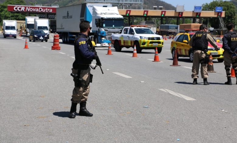 A POLÍCIA Rodoviária Federal realizou ações de fiscalização nas rodovias do Rio durante o feriado