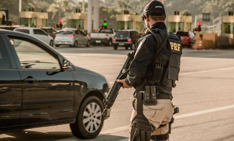 AGENTES DA Polícia Rodoviária Federal vão fiscalizar rodovias durante o feriado