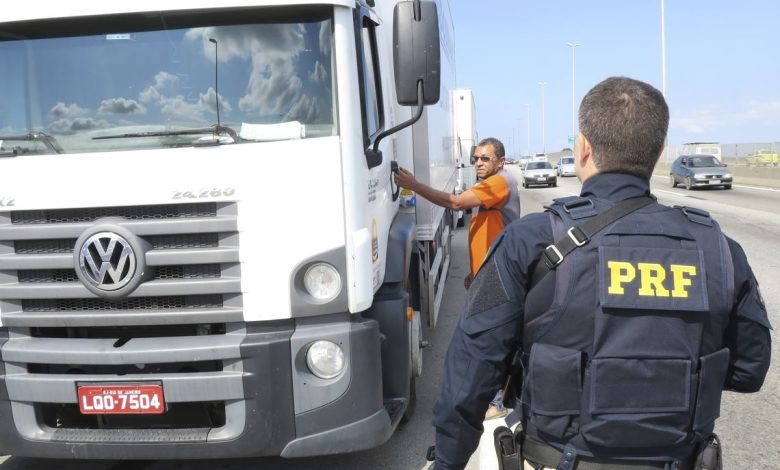 Veículos pesados como caminhões terão restrição em rodovias federais durante o feriado