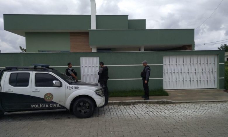 AGENTES DA Polícia Civil realizaram buscas em um condomínio de luxo em Seropédica