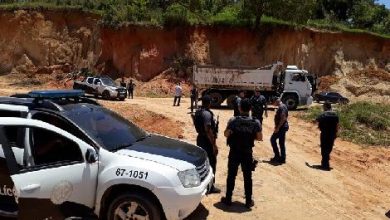 AGENTES DA Polícia Civil apreenderam um caminhão na área explorada pela quadrilha