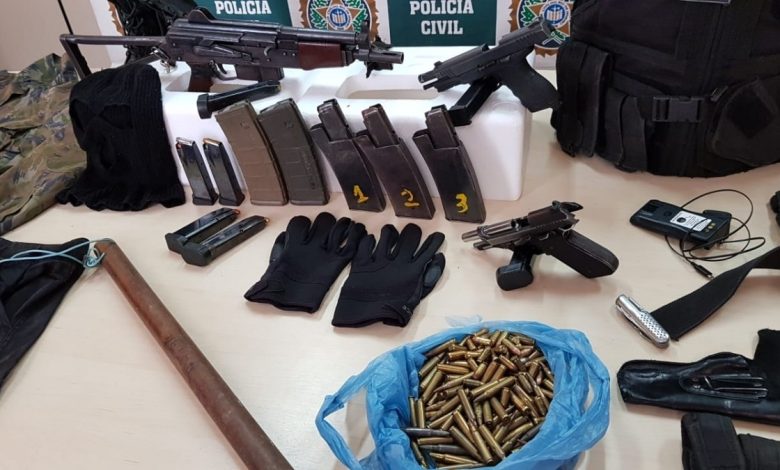 ARMAMENTO, FARDAS e coletes foram apreendidos pelos agentes da Draco, na sexta-feira