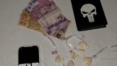 O dinheiro e as trouxinhas de cocaína foram apreendidas com o suspeito, em Seropédica