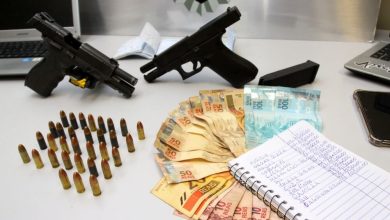 ARMAS, MUNIÇÃO e dinheiro foram encontrados com o suspeito em Santa Cruz, na Zona Oeste