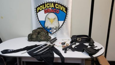 Espadas, uma pistola e munições foram apreendidas pela Polícia Civil