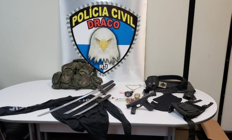 Espadas, uma pistola e munições foram apreendidas pela Polícia Civil