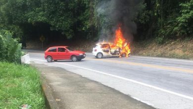 UM CARRO pegou fogo atrapalhando ainda mais o trânsito na Rio- Santos em Angra dos Reis